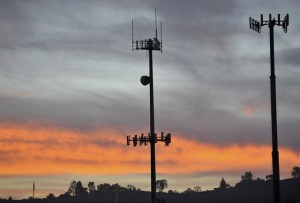 Távközlési infrastruktúra: Kommunikációs tornyok, generátorok, világítás és a biztonsági rendszerek felügyelete.